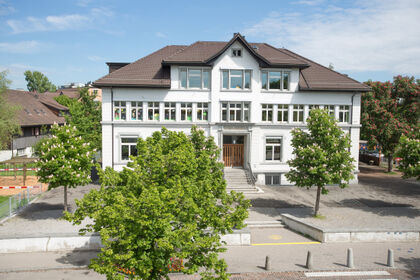 Schulhaus Dorf, Dorfstrasse 7, 8152 Opfikon