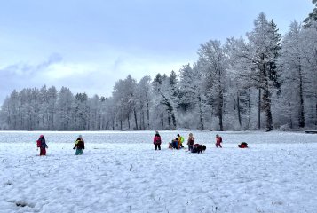 News 11.12.25 - Unterricht draussen im Schnee\r\n