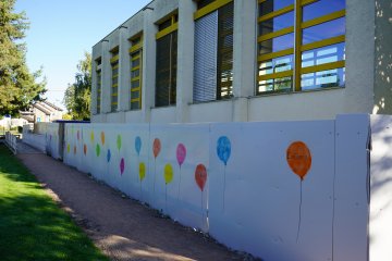 News 1.10.25 - Neu angelegte Fusswege und von den Kindern verzierte Bauabschrankungen sorgen für gute Stimmung rund um die Mettlen-Baustelle.