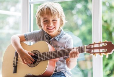 News 16.4.26 - Die Gitarre ist fast das beliebteste Instrument bei den Kindern. Geschlagen wird sie nur vom Klavier. Bild zvg.